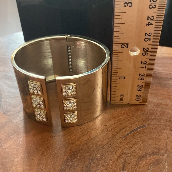 Victoria’s Secret Studded Gold Tone Cuff with Rhinestones New in Box - Picture 8 of 8